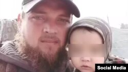 Шахбоз Музаффар вместе с ребенком в неизвестной местности 