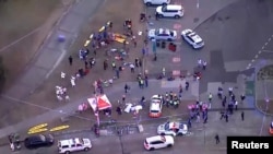 د ډېسېمبر پر ۱۴مه تر شوې پېښه وروسته پولیس د پېښې په ځای کې راغونډ دي. 