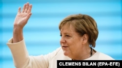 Cancelarul german Angela Merkel face cu mâna în timpul întâlnirii săptămânale a cabinetului federal german în sala de conferințe a Cancelariei din Berlin - Germania, 23 septembrie 2020.