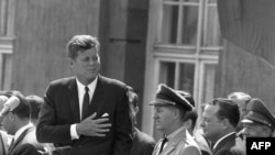 Архіўнае фота. Прэзыдэнт Кенэдзі выступае ў Бэрліне 26 чэрвеня 1963 году. Гэтую прамову назавуць гістарычнай, а яго фраза «Ich bin ein Berliner», сказаная ў знак спачуваньня людзям, якія жывуць у падзеленым горадзе, стане крылатай