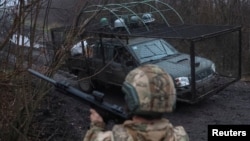 Військовослужбовець Збройних сил України спостерігає за небом в Донецькій області, 27 листопада 2025 року