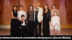 Ўзбекистон президентининг фарзандлари италиялик тенор Андреа Бочеллининг Самарқанддаги концертида. 1 сентябр, 2025 йил. Сурат Саида Мирзиёеванинг Фейсбук саҳифасидан олинган. 