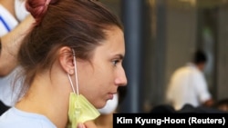 Беларуската олимпийска спринтьорка Кристина Циманоуска на летището в Токио.