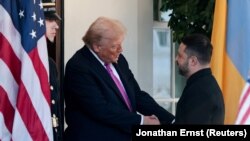 АҚШ президенті Дональд Трамп пен Украина басшысы Владимир Зеленский қол алысып тұр. Вашингтон, 17 қазан 2025 жыл.