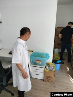 Жеке клиникаларга рейд учурунда тартылган сүрөт.