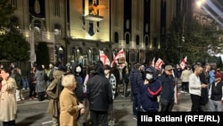 პროტესტის მონაწილეები ისევ შეიკრიბნენ რუსთაველზე. 5 ოქტომბერი