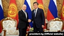 Президенты Кыргызстана и России Сооронбай Жээнбеков и Владимир Путин. Бишкек, 28 марта 2019 года.
