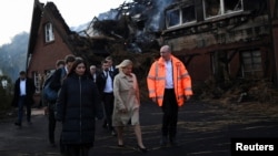 Комісар Німеччини з інтеграції, міністр внутрішніх справ Німеччини та міністр внутрішніх справ землі Мекленбург-Передня Померанія відвідують будинок Червоного Хреста для українських біженців, знищений пожежею в Гросс-Штремкендорфі, Німеччина, 20 жовтня 2022 року