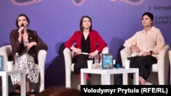 Презентація книги «Вільні голоси Криму» на Книжковому Арсеналі. Олеся Яремчук (у центрі), Тетяна Терен (ліворуч), Катерина Єсипенко (праворуч)