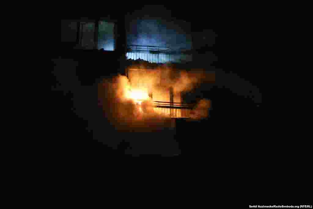 Полум'я у синьо-жовтих тонах