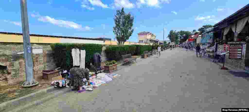 Бабушки выкладывают свой товар прямо на дорогу