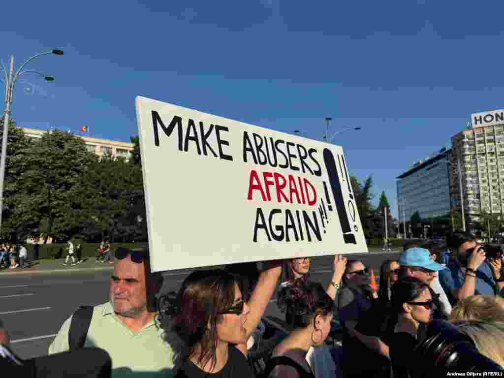 O pancartă în engleză spune: „Faceți-i pe agresori să se teamă din nou”.