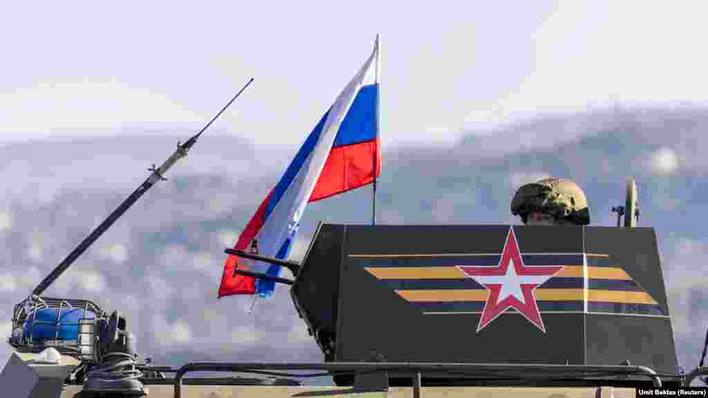 Ruski nišandžija u kupoli oklopnog vozila dok se približava&nbsp;vazdušnoj bazi Hmeimim. "Nije moguće komunicirati sa ruskim vojnicima", kaže fotograf Bektas. "Ne odgovaraju na pitanja i ne dopuštaju vam da se približite. Izgledaju napeto, ali ne i ljuto, nisu pokazali nikakvo nasilje ili nešto slično". "Čuvaju prisebnost", dodaje. &nbsp;