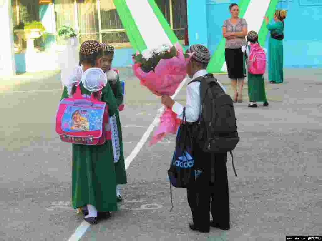 Перед "первым звонком" в Ашхабаде