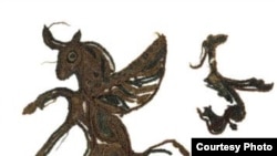 Ээр жапкычтагы канатчан бука. Сайма. Б.з.ч. 4-3-кк. көркөм өнөр үлгүсү. Борбордук Азия. 