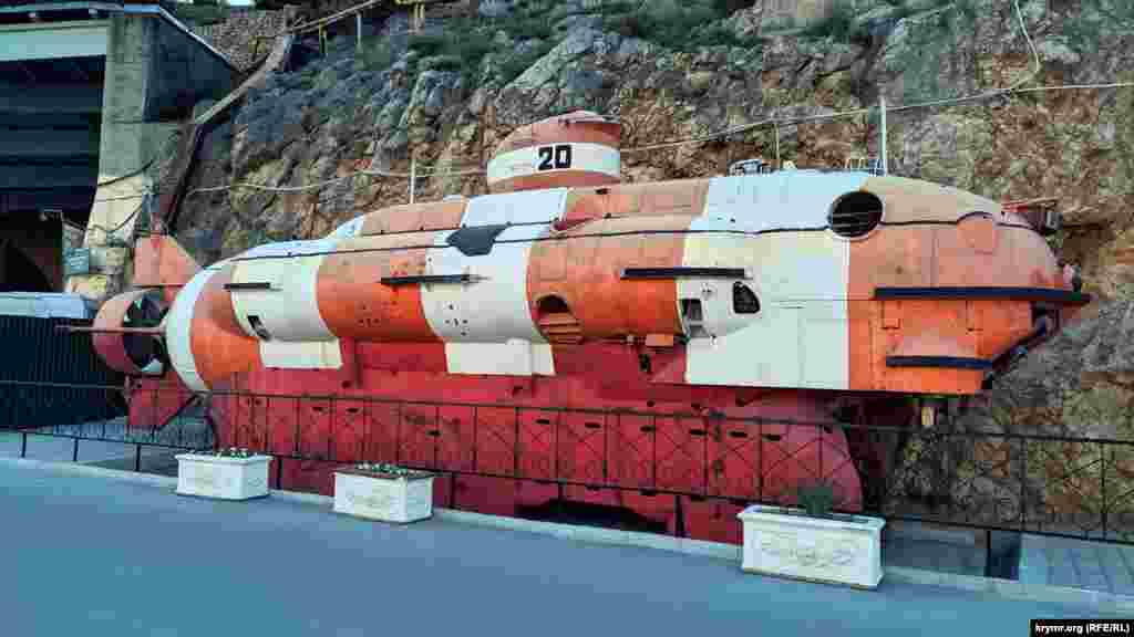 Рятувальний глибоководний апарат АС-20 біля входу