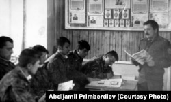 Улук лейтенант Примбердиев Мургабдагы орус чек арачыларынын окуу борборунда сабак берип жаткан учуру, 1996-жыл.