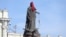 Statuia Ecaterinei a II-a sau cea Mare din Odesa, acoperită cu o cagulă roșie și cu un ștreang atârnându-i de mână, semn al nemulțumirii oamenilor cu privire la rolul fostului monarh rus în fondarea orașului ucrainean, 2 noiembrie 2022.