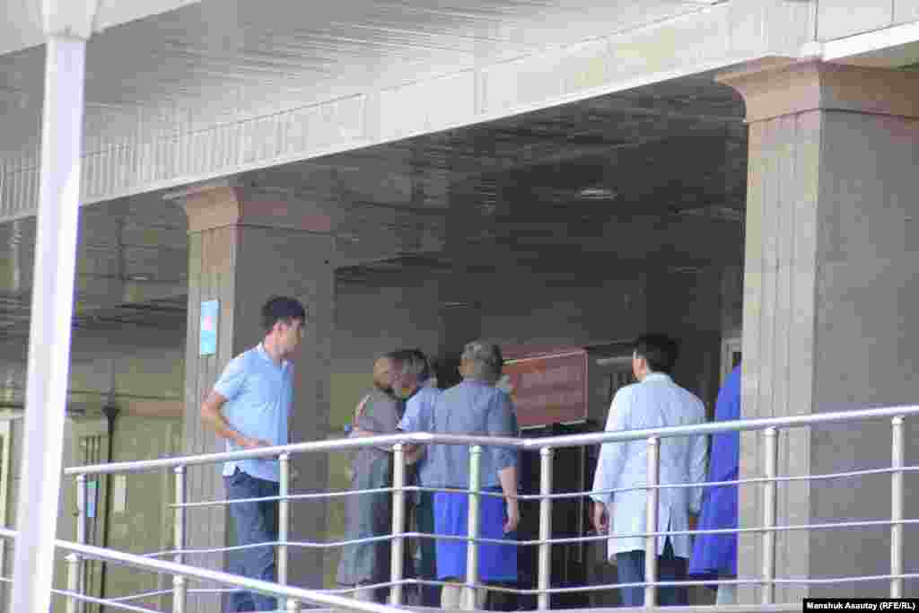 В БСМП приехала бывший заместитель акима Алматы, депутат Зауреш Аманжолова. Она сказала, что "погиб ее брат". Полицейские выразили ей соболезнования.&nbsp;