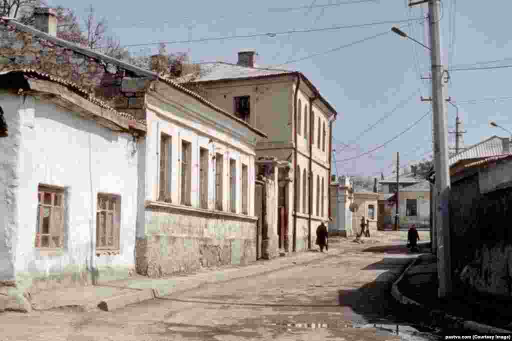 Пригород Симферополя, Украинская ССР, 1987 год.Усик родился в крымском городе Симферополе в Украинской ССР в 1987 году. В 1992 году семья переехала на север Украины, чтобы пережить экономический кризис, разразившийся из-за распада Советского Союза. «Честно говоря, было тяжело», — вспоминал Усик тот период