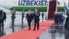 Тәжікстан президенті Эмомали Рахмонның Душанбеге ресми сапармен келген Өзбекстан президенті Шавкат Мирзияевті қарсы алған сәті.  9 наурыз 2018 жыл.