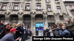 Fostul președinte, premier și candidat PSD, Victor Ponta, în fața Biroului Electoral Central, după ce și-a depus candidatura. 12 martie 2025.