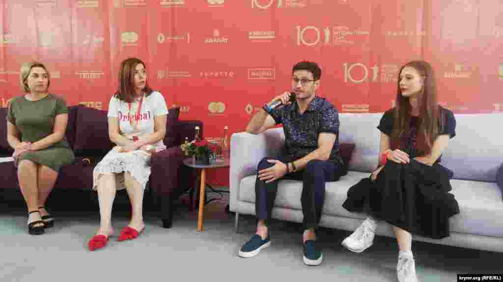 Презентація фільму Олега Сенцова &laquo;Номери&raquo; на Міжнародному Одеському кінофестивалі. Зліва направо: Анна Паленчук &ndash; продюсер фільму; Юлія Синькевич &ndash; продюсер Одеського кінофестивалю; Ахтем Сеітаблаєв &ndash; режисер; Анастасія Чорна &ndash; подруга Сенцова і кастинг-директор. Одеса, 13 липня 2019 року. Сам Олег Сенцов у цей час ще відбував покарання в місті Лабитнангі за полярним колом у Росії. Російський суд у 2015 році звинуватив його у терористичній діяльності на території Криму і засудив до 20 років колонії. 7 вересня 2019 року режисер повернувся в Україну в результаті обміну ув'язненими між Україною і Росією