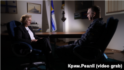Журналистка Крым.Реалии Анжелика Руденко берет интервью у командующего ВМС ВСУ Алексея Неижпапы. Одесса, 27 марта 2025 года