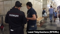 Сотрудники полиции проверяют документы. Иллюстративное фото.