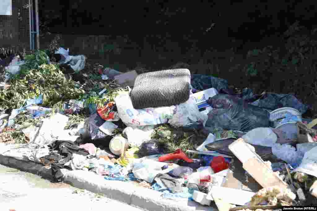 "Nemamo luksuz da se pravdamo neradom prethodnika. Pokrenuli smo niz koraka koji će nam pomoći da Sarajevo napokon bude čist grad kakav građani zaslužuju. Vlada Kantona Sarajevo odobrila je 1,6 miliona KM za ovu namjenu", napisao je premijer Forto 17. maja na svome Facebooku.&nbsp; Petnaestak dana kasnije - prizor u sarajevskom naselju Buča Potok.&nbsp;