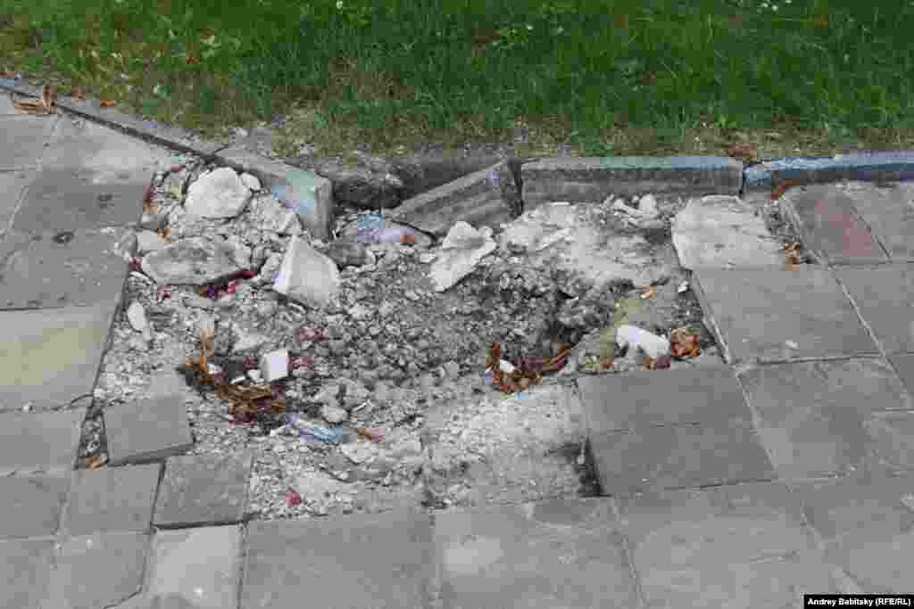 Насчитал пять воронок, хотя, наверно, их больше по периметру. Очень похожи на воронки после ракетного обстрела.