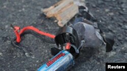 Фрагмент предположительно взрывного устройства, использованного во время Бостонского марафона. 16 апреля 2013 года.
