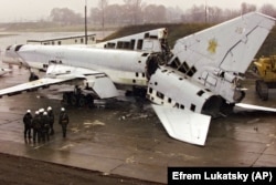 Un bombardier strategic Tu-22 distrus ca parte a denuclearizării Ucrainei în noiembrie 2002.