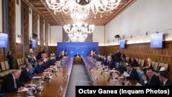 Cabinetul Bolojan, întrunit într-o ședință de guvern.