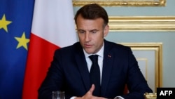 Președintele Franței, Emmanuel Macron, a transmis mesaje puternice de încurajare politicienilor pro-europeni și democrați de la București în ultimele săptămâni. Cel mai recent, cu mai puțin de 48 de ore înainte de startul votului în România, vineri, 16 mai. 