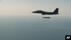 სამხრეთკორეული ავიაგამანადგურებელი F-15K უშვებს Taurus-ის რაკეტას სამხედრო წვრთნების დროს, 2023 წლის 24 მარტი. ილუსტრაციული ფოტო.