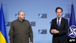 Украинанын коргоо министри Рустем Умеров жана НАТОнун баш катчысы Марк Рютте. 13-февраль, 2025-жыл.