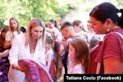 Primara de Orhei, Tatiana Cociu (stânga), oferă un rucsac unei fetițe, în cadrul unui eveniment organizat pe 4 septembrie la Orhei, la care din bani publici au fost oferite cadouri elevilor din clasa 1 ca fiind „din partea echipei lui Ilan Șor”.
