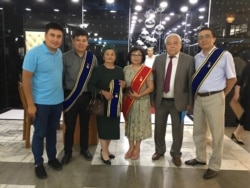 Солдон оңго карай "Азаттыктын" журналисттери Токтосун Шамбетов, Руслан Калматов, маркум Уланбек Эгизбаевдин апасы Жыпаркүл Сариева, Журналисттер бирикмесинин жетекчиси Абдыкадыр Султанбаев, "Азаттыктын" баяндамачысы Бакыт Орунбеков.