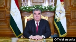 Президент Эмомали Рахмон жарандарды сакал өстүрбөөгө жана хижаб кийбөөгө чакырган.