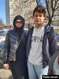 Саид Муртазалиев анасымен бірге. Жеке архивтен алынған.