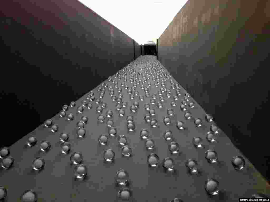 Нот Витал, инсталляция "700 снежков" на острове Сан-Джорджо