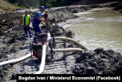 Lucrări de pompare a apei din pârâul Corund, deasupra salinei Praid.