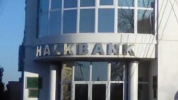 ‘Halkbankyň’ şahamçalarynda VISA kartlaryny almak isleýän ýüzlerçe adamyň uly nobatlary döredi