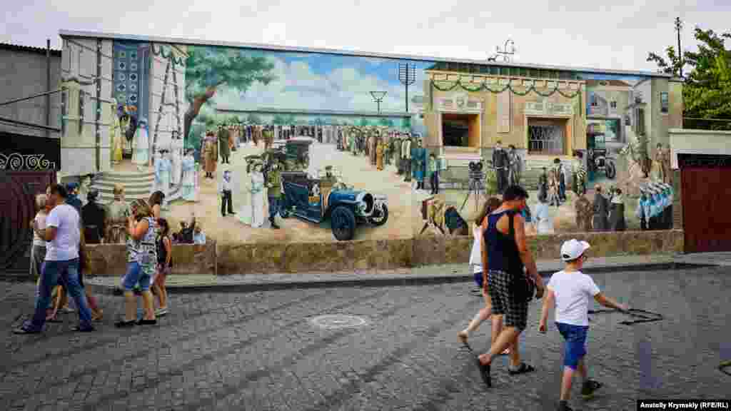 Karaimskaya soqağında çar II Nikolay qorantasınıñ 1916 senesinde Kezlevni ziyaret etkenini köstergen graffitiler