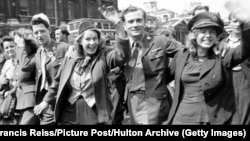 Най-голямото парти в историята. Танци и песни до премаляване в Деня на победата през 1945