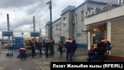 Мигранты у вокзала.