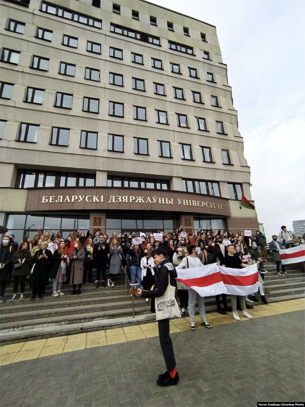 Акція на ганку Інституту журналістики БДУ