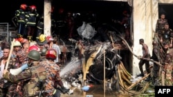 بنګلادېشي اور وژونکي او امنیتي سرتېري د پېښې په ځای کې د ژغورنې چارې ترسره کوي - د جولای ۲۱مې انځور.