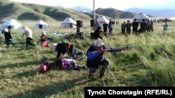 Кырк Шейит жергесинде талаада драмалык оюн коюу учуру. Тоң району, Кыргызстан. 05.8.16.